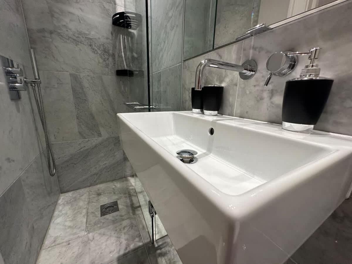 Sg, Chic Covent Garden Apartment London Bagian luar foto